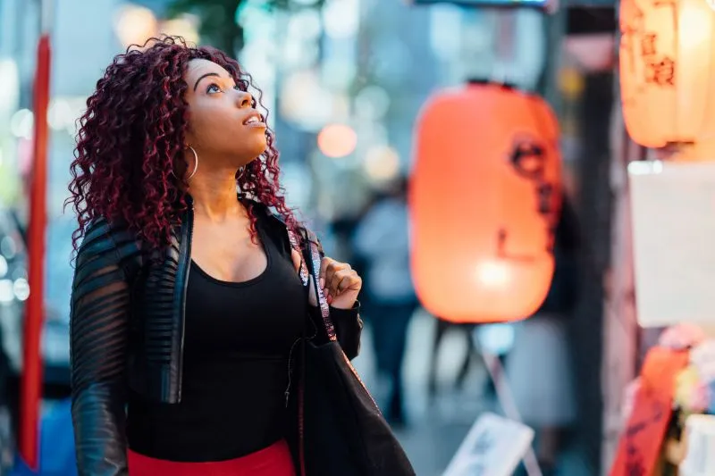 A female solo traveler is exploring the city.