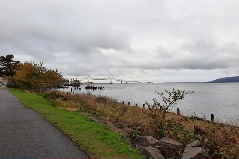 Astoria Riverwalk fall day, things to do in astoria oregon